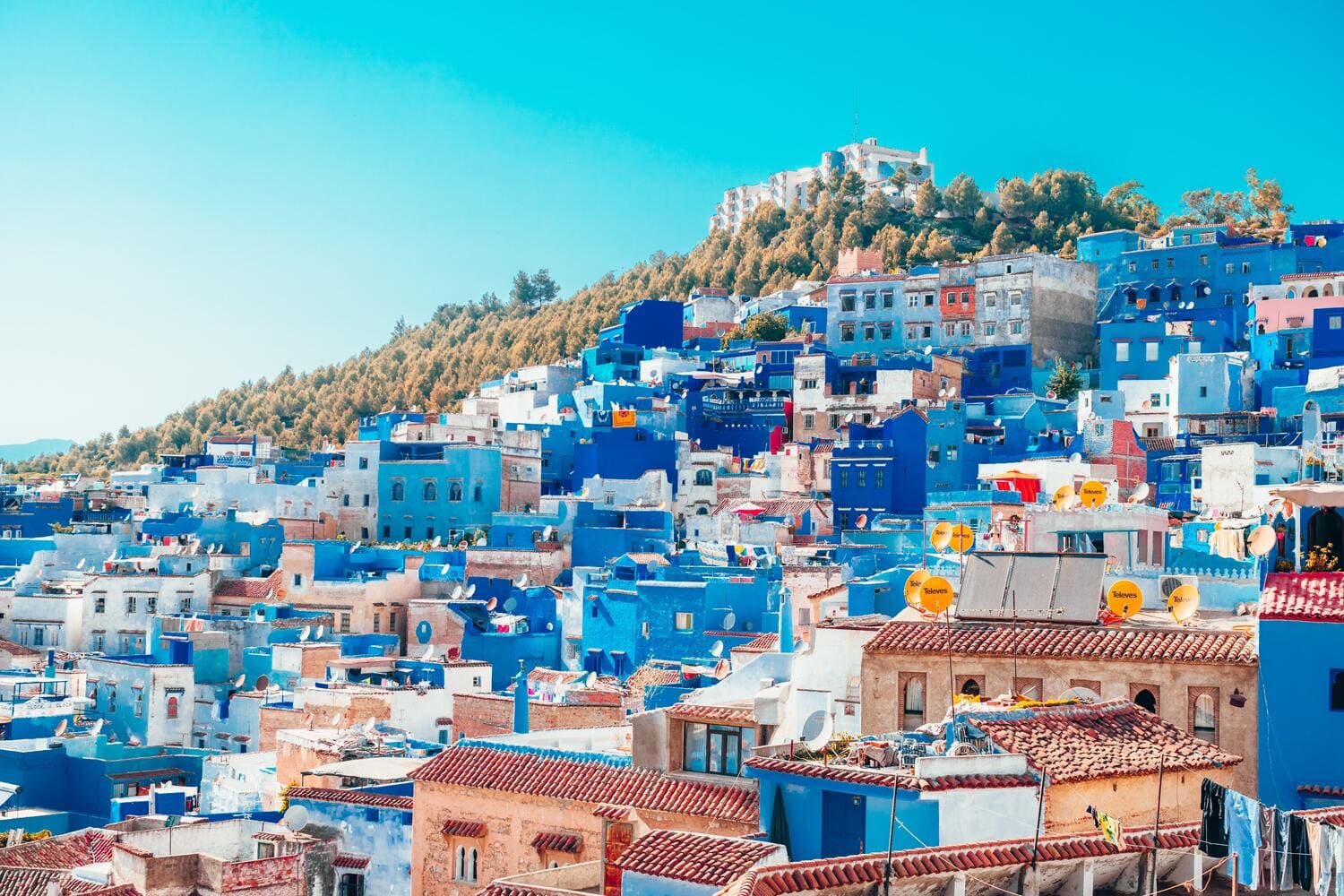 ville Marocaine avec des maisons colorées sur une colline
