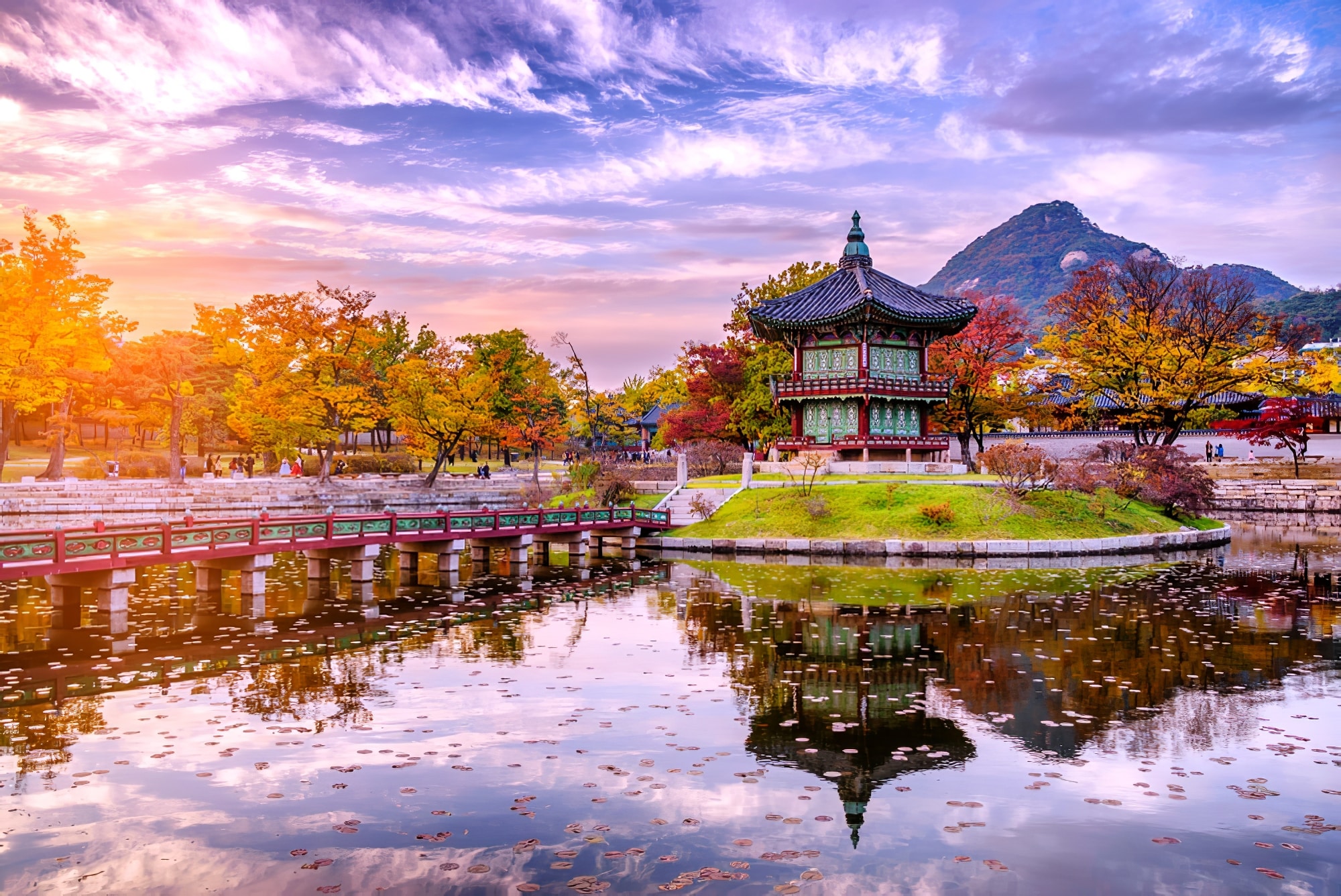 petit lac avec un temple coréen