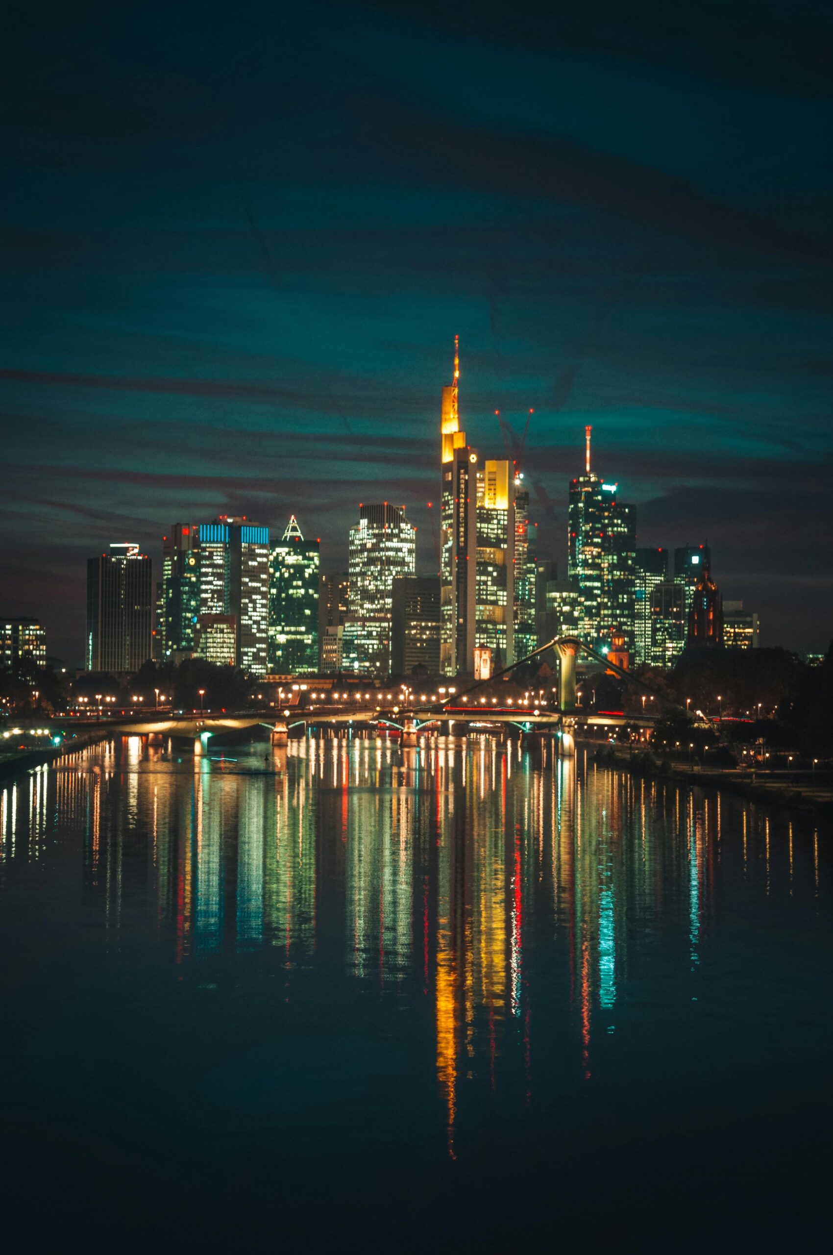 Le quartier d'affaire de Francfort-sur-le-Main (Allemagne) vu à partir du pont Deutschherrn.