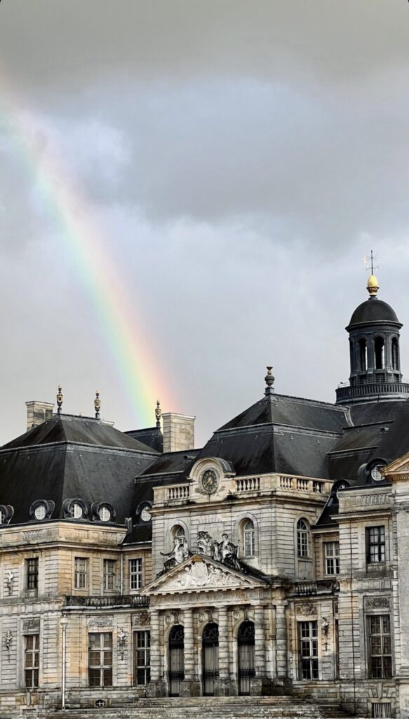 Chateau de Vaux le Vicomte et arc en ciel